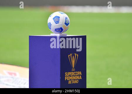 6. Februar 2022, Sao Paulo, Sao Paulo/SP, Brasilien: SAO PAULO/SP - 6. FEBRUAR: Der Ball wird vor dem Supercopa do Brasil 2022-Match der Frauen zwischen Corinthians und Palmeiras in der Neo Quimica Arena am 6. Februar 2022 in Sao Paulo, Brasilien, gesehen. (Bild: © Leandro Bernardes/PX Imagens via ZUMA Press Wire) Stockfoto