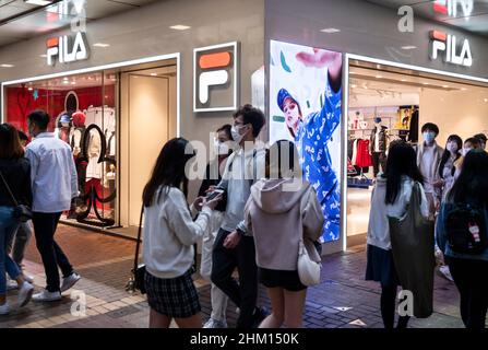 Hongkong, China. 06th. Februar 2022. Fußgänger laufen am italienischen Sportartikelgeschäft Fila in Hongkong vorbei. (Foto von Budrul Chukrut/SOPA Images/Sipa USA) Quelle: SIPA USA/Alamy Live News Stockfoto