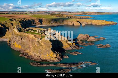 Luftaufnahme von der Drohne von Dunnottar Castle in Stonehaven, Aberdeenshire, Schottland, Großbritannien Stockfoto