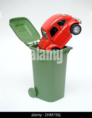 MODELLAUTO IN RECYCLING BIN RE ELEKTROAUTOS EV EV'S DIESEL BENZIN FAHRZEUGE VERSCHROTTUNG SCHEMA DER UMWELT ETC UK Stockfoto