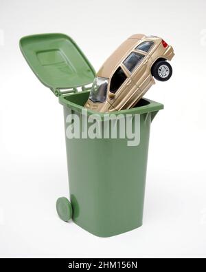 MODELLAUTO IN RECYCLING BIN RE ELEKTROAUTOS EV EV'S DIESEL BENZIN FAHRZEUGE VERSCHROTTUNG SCHEMA DER UMWELT ETC UK Stockfoto