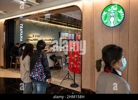 Hongkong, China. 06th. Februar 2022. Gäste werden in der amerikanischen multinationalen Kette Starbucks Coffee Store in Hongkong gesehen. (Foto von Budrul Chukrut/SOPA Images/Sipa USA) Quelle: SIPA USA/Alamy Live News Stockfoto