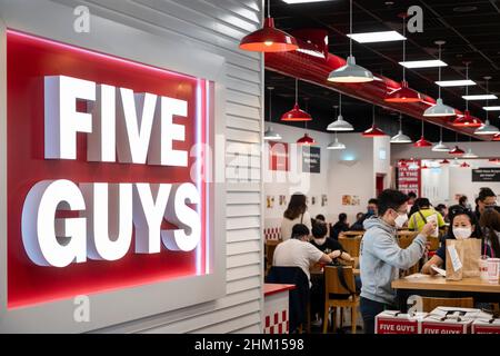 Hongkong, China. 06th. Februar 2022. Die Gäste essen in der amerikanischen Fast-Casual-Restaurantkette Five Guys in Hongkong. (Foto von Budrul Chukrut/SOPA Images/Sipa USA) Quelle: SIPA USA/Alamy Live News Stockfoto