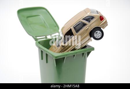 MODELLAUTO IN RECYCLING BIN RE ELEKTROAUTOS EV EV'S DIESEL BENZIN FAHRZEUGE VERSCHROTTUNG SCHEMA DER UMWELT ETC UK Stockfoto