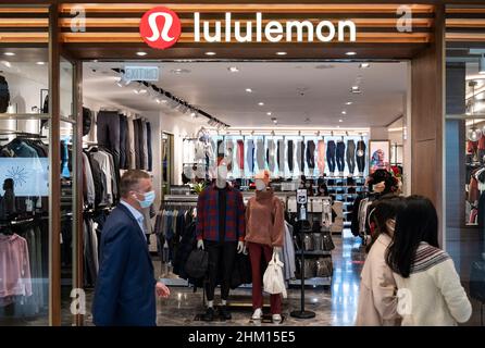 Hongkong, China. 06th. Februar 2022. Die Käufer kommen an der kanadischen Sportbekleidungsband Lululemon in Hongkong vorbei. (Foto von Budrul Chukrut/SOPA Images/Sipa USA) Quelle: SIPA USA/Alamy Live News Stockfoto