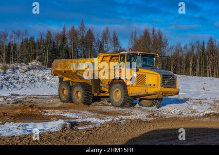 Großer knickgelenkte Muldenkipper vor Ort im Schnee Stockfoto
