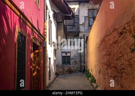 Gasse mit alten Häusern im historischen Zentrum von Antalya, Türkei Stockfoto