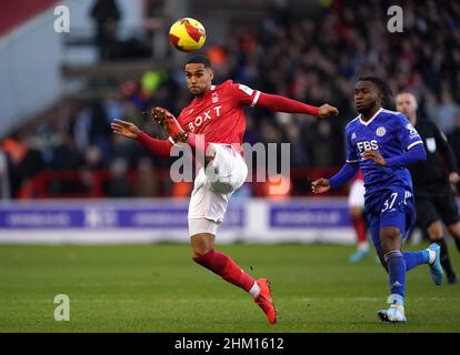 Max Lowe von Nottingham Forest und Ademola Lookman von Leicester City kämpfen beim vierten Spiel des Emirates FA Cup auf dem City Ground in Nottingham um den Ball. Bilddatum: Sonntag, 6. Februar 2022. Stockfoto