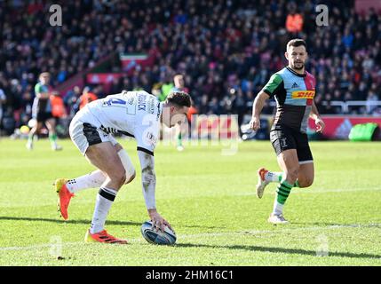 Twickenham, Großbritannien. 06th. Februar 2022. Premiership Rugby. Harlekine V Sale Sharks. Der Stoop. Twickenham. Tom Roebuck (Sale Sharks) läuft in die 2nd Sale Sharks versuchen, beobachtet von Danny Care (Harlekins) während der Harlekins V Sale Sharks Gallagher Premiership Rugby Spiel. Kredit: Sport In Bildern/Alamy Live Nachrichten Stockfoto