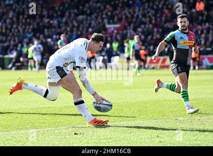 Twickenham, Großbritannien. 06th. Februar 2022. Premiership Rugby. Harlekine V Sale Sharks. Der Stoop. Twickenham. Tom Roebuck (Sale Sharks) läuft in die 2nd Sale Sharks versuchen, beobachtet von Danny Care (Harlekins) während der Harlekins V Sale Sharks Gallagher Premiership Rugby Spiel. Kredit: Sport In Bildern/Alamy Live Nachrichten Stockfoto