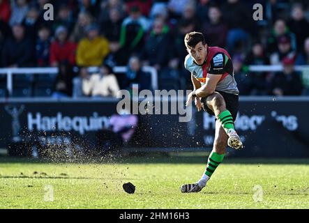 Twickenham, Großbritannien. 06th. Februar 2022. Premiership Rugby. Harlekine V Sale Sharks. Der Stoop. Twickenham. Tommy Allan (Harlekins) tritt beim Rugby-Spiel Harlekins V Sale Sharks Gallagher Premiership an. Kredit: Sport In Bildern/Alamy Live Nachrichten Stockfoto