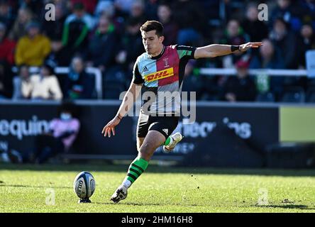 Twickenham, Großbritannien. 06th. Februar 2022. Premiership Rugby. Harlekine V Sale Sharks. Der Stoop. Twickenham. Tommy Allan (Harlekins) tritt beim Rugby-Spiel Harlekins V Sale Sharks Gallagher Premiership an. Kredit: Sport In Bildern/Alamy Live Nachrichten Stockfoto