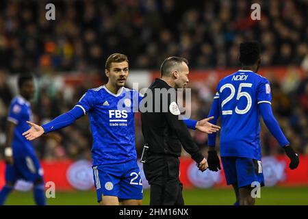 Kiernan Dewsbury-Hall #22 von Leicester City appelliert an den Schiedsrichter Michael Salisbury in, am 2/6/2022. (Foto von Craig Thomas/News Images/Sipa USA) Quelle: SIPA USA/Alamy Live News Stockfoto