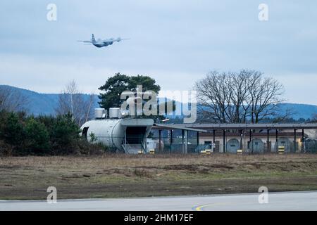 Ramstein Air Base, Deutschland. 06th. Februar 2022. US-Luftstreitkräfte, die der Ramstein Air Base, Deutschland, zugewiesen wurden, starten mit einem C-130J Super Hercules-Flugzeug, um am 3. Februar 2022 nach Polen zu fliegen. US-Luftstreitkräfte in Europa - Luftstreitkräfte die afrikanischen Streitkräfte sind bereit und strategisch positioniert, um NATO-Verbündete und -Partner schnell zu unterstützen und sich gegen jede Aggression zu verteidigen, um Stabilität und Sicherheit in Europa zu erhalten. Foto von Airman 1st Klasse Edgar Grimaldo/USA Air Force/UPI Credit: UPI/Alamy Live News Stockfoto