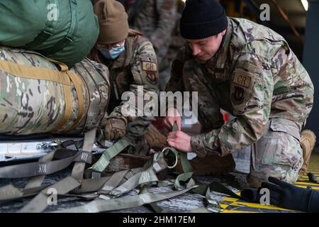 Ramstein Air Base, Deutschland. 06th. Februar 2022. US Air Force Senior Airman November Alger, 435th Contingency Response Group mobiler Flughafengeselle, links, und Airman 1st Klasse Drew Merria, 435 CRG mobiler Flughafengeselle, sicheres Gepäck auf einer Palette auf dem Ramstein Air Base, Deutschland, 3. Februar 2022. Ein kleiner Teil von 435 CRG-Mitarbeitern hat auf Ersuchen ihrer Regierung nach Polen entsandt, um sich auf humanitäre Bemühungen vorzubereiten, die aus einem möglichen russischen Einfall in die Ukraine resultieren. Foto von Airman 1st Klasse Edgar Grimaldo/USA Air Force/UPI Credit: UPI/Alamy Live News Stockfoto