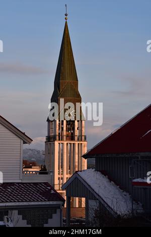 Der freistehende 50 Meter hohe Glockenturm der Molde-Kathedrale, seine kupferverkleidete Pyramide, glitzert in der späten Nachmittagssonne, Molde, Norwegen. Stockfoto