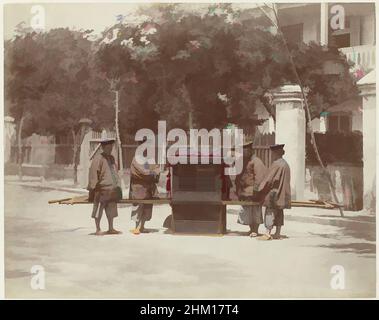 Kunst inspiriert von vier Männern mit Palanquin auf der Straße in China, Raimund von Stillfried-Ratenitz, Felice Beato, 1860 - 1885, fotografische Unterstützung, Karton, Albumendruck, Höhe 311 mm × Breite 405 mm, Classic Works modernisiert von Artotop mit einem Schuss Modernität. Formen, Farbe und Wert, auffällige visuelle Wirkung auf Kunst. Emotionen durch Freiheit von Kunstwerken auf zeitgemäße Weise. Eine zeitlose Botschaft, die eine wild kreative neue Richtung verfolgt. Künstler, die sich dem digitalen Medium zuwenden und die Artotop NFT erschaffen Stockfoto