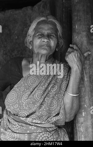 Ein Porträt einer alten Frau in ihrem Haus in einem ländlichen Dorf. Javadhu Hills, Tamil Nadu. Indien. Stockfoto