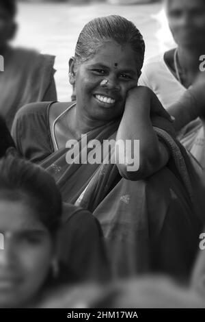 Ein Porträt einer Frau bei einem Treffen in einem ländlichen Dorf. Javadhu Hills, Tamil Nadu. Indien. Stockfoto