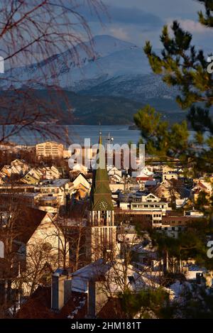 Die Stadt Molde leuchtet in der späten Nachmittagssonne. Molde Kommune, Møre Og Romsdale County, Norwegen, Europa. Stockfoto