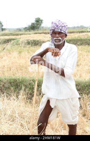 Porträt eines Bauern während eines harten Arbeitstages in einem ländlichen Dorf. Javadhu Hills, Tamil Nadu. Indien. Stockfoto