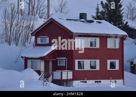 Der freistehende 50 Meter hohe Glockenturm der Molde-Kathedrale, seine kupferverkleidete Pyramide, glitzert in der späten Nachmittagswintersonne, Norwegen, Europa. Stockfoto