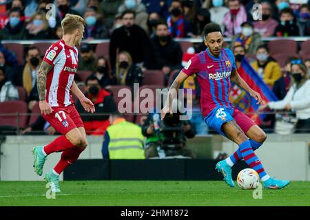 Barcelona, Spanien. Camp Nou, Barcelona, Spanien. 06th. Februar 2022. Männer: La Liga Santander, Futbol Club Barcelona gegen Club Atletico de Madrid; Aubameyang vom FC Barcelona gegen Wass von Atletico de Madrid Kredit: Action Plus Sports/Alamy Live News Kredit: Action Plus Sports Images/Alamy Live News Stockfoto