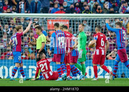 Barcelona, Spanien. Camp Nou, Barcelona, Spanien. 06th. Februar 2022. Männer: La Liga Santander, Futbol Club Barcelona gegen Club Atletico de Madrid; Carrasco von Barcelona hat sein Bein von Alves aufgestempelt, was zu einer roten Karte für Alves nach einer VAR-Bewertung führt.Credit: Action Plus Sports/Alamy Live News Credit: Action Plus Sports Images/Alamy Live News Stockfoto