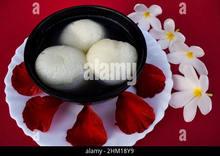 Traditionelle beliebte indische süße Gericht große Größe Rasgulla oder rosogula, Bengali sirupy Dessert Süßigkeiten. Stockfoto