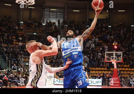 Michael Cobbins (Pallacanestro Germani Brescia) wurde von Robin Benzing (Fortitudo Kigili Bologna) während des italienischen LBA-Basketballturnierspiels Kigili Fortitudo Bologna gegen A1 in der Serie vereitelt. Pallacanestro Germani Brescia im Sportpalast Paladozza - Bologna, 06. Februar 2022 - Foto: Michele Nucci Stockfoto