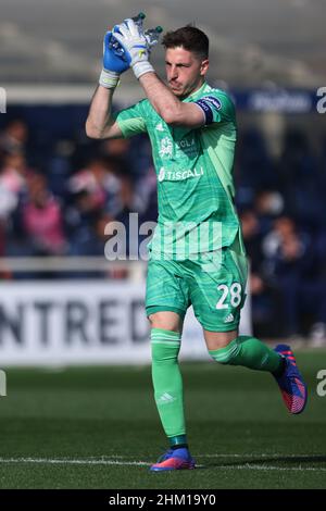 Bergamo, Italien, 6th. Februar 2022. Alessio Cragno von Cagliari applaudiert den Fans vor dem Start in die Serie A Spiel im Gebiss Stadium, Bergamo. Bildnachweis sollte lauten: Jonathan Moscrop / Sportimage Kredit: Sportimage/Alamy Live News Stockfoto