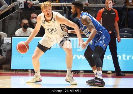 Geoffrey Groselle (Fortitudo Kigili Bologna) (L) wurde von Michael Cobbins (Pallacanestro Germani Brescia) während des italienischen LBA-Basketballturnierspiels Kigili Fortitudo Bologna im Jahr A1 vereitelt. Pallacanestro Germani Brescia im Sportpalast Paladozza - Bologna, 06. Februar 2022 - Foto: Michele Nucci Stockfoto