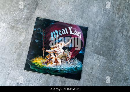 Hull, UK - 6. Feb 2022: Meatloaf Vinyl Album Cover. Meat Loaf ist ein weltberühmter amerikanischer Sänger und Schauspieler, der für Hits wie bat Out of Hell bekannt ist. Vinyl Stockfoto