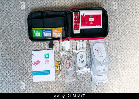 Hull, Großbritannien - 6. Februar 2022: Automatisierter externer Defibrillator, AED-Gerät. Ein tragbares, lebensrettendes Gerät, das automatisch Herzrhythmusstörungen diagnostiziert Stockfoto