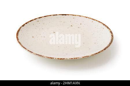 Weißer Essteller isoliert auf weißem Hintergrund. Ausschnitt aus leerer gesprenkelter Platte mit braunem Rand. Modernes Porzellan Geschirr für Food Design. Stockfoto