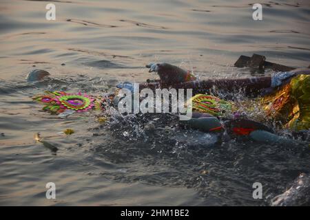 Kalkutta, Indien. 06th. Februar 2022. Eintauchen des Idols von Sanaswati in den Fluss des Ganges. Viele Menschen, darunter auch Frauen, kamen, um dieses hinduistische Ritual zu feiern. Vasant Panchami, auch als „Salaswati Puja“ zu Ehren der Hindu-Göttin „Salaswati“ bezeichnet, ist ein Fest, das die Vorbereitung auf den Frühling markiert. Das Festival wird von Menschen der Dharmischen Religionen auf dem indischen Subkontinent und in Nepal je nach Region auf unterschiedliche Weise gefeiert. (Foto von Rahul Sadhukhan/Pacific Press) Quelle: Pacific Press Media Production Corp./Alamy Live News Stockfoto