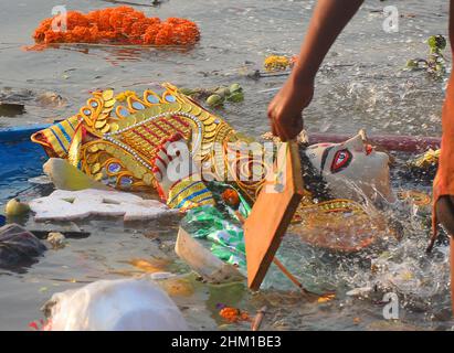 Kalkutta, Indien. 06th. Februar 2022. Eintauchen des Idols von Sanaswati in den Fluss des Ganges. Viele Menschen, darunter auch Frauen, kamen, um dieses hinduistische Ritual zu feiern. Vasant Panchami, auch als „Salaswati Puja“ zu Ehren der Hindu-Göttin „Salaswati“ bezeichnet, ist ein Fest, das die Vorbereitung auf den Frühling markiert. Das Festival wird von Menschen der Dharmischen Religionen auf dem indischen Subkontinent und in Nepal je nach Region auf unterschiedliche Weise gefeiert. (Foto von Rahul Sadhukhan/Pacific Press) Quelle: Pacific Press Media Production Corp./Alamy Live News Stockfoto