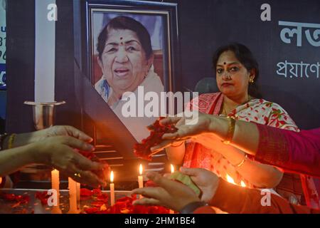 Kalkutta, Indien. 06th. Februar 2022. Kerzenlichter und Blumengebete an die berühmte Sängerin Lata Mangeshkar, um letzten Respekt zu zollen. Indien verlor Lata Mangeshkar heute, sie war 92. (Foto von Rahul Sadhukhan/Pacific Press) Quelle: Pacific Press Media Production Corp./Alamy Live News Stockfoto