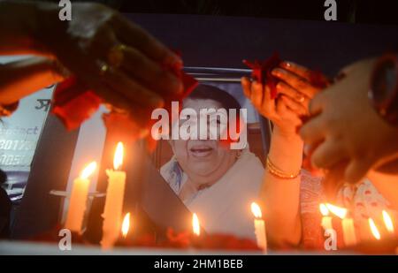 Kalkutta, Indien. 06th. Februar 2022. Kerzenlichter und Blumengebete an die berühmte Sängerin Lata Mangeshkar, um letzten Respekt zu zollen. Indien verlor Lata Mangeshkar heute, sie war 92. (Foto von Rahul Sadhukhan/Pacific Press) Quelle: Pacific Press Media Production Corp./Alamy Live News Stockfoto