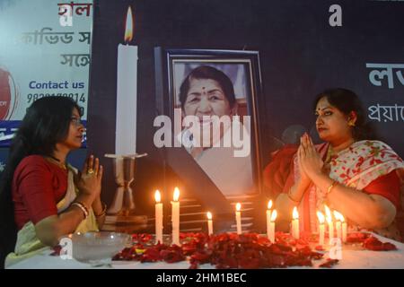 Kalkutta, Indien. 06th. Februar 2022. Kerzenlichter und Blumengebete an die berühmte Sängerin Lata Mangeshkar, um letzten Respekt zu zollen. Indien verlor Lata Mangeshkar heute, sie war 92. (Foto von Rahul Sadhukhan/Pacific Press) Quelle: Pacific Press Media Production Corp./Alamy Live News Stockfoto