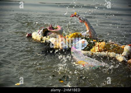 Kalkutta, Indien. 06th. Februar 2022. Eintauchen des Idols von Sanaswati in den Fluss des Ganges. Viele Menschen, darunter auch Frauen, kamen, um dieses hinduistische Ritual zu feiern. Vasant Panchami, auch als „Salaswati Puja“ zu Ehren der Hindu-Göttin „Salaswati“ bezeichnet, ist ein Fest, das die Vorbereitung auf den Frühling markiert. Das Festival wird von Menschen der Dharmischen Religionen auf dem indischen Subkontinent und in Nepal je nach Region auf unterschiedliche Weise gefeiert. (Foto von Rahul Sadhukhan/Pacific Press) Quelle: Pacific Press Media Production Corp./Alamy Live News Stockfoto