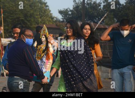 Kalkutta, Indien. 06th. Februar 2022. Eintauchen des Idols von Sanaswati in den Fluss des Ganges. Viele Menschen, darunter auch Frauen, kamen, um dieses hinduistische Ritual zu feiern. Vasant Panchami, auch als „Salaswati Puja“ zu Ehren der Hindu-Göttin „Salaswati“ bezeichnet, ist ein Fest, das die Vorbereitung auf den Frühling markiert. Das Festival wird von Menschen der Dharmischen Religionen auf dem indischen Subkontinent und in Nepal je nach Region auf unterschiedliche Weise gefeiert. (Foto von Rahul Sadhukhan/Pacific Press) Quelle: Pacific Press Media Production Corp./Alamy Live News Stockfoto