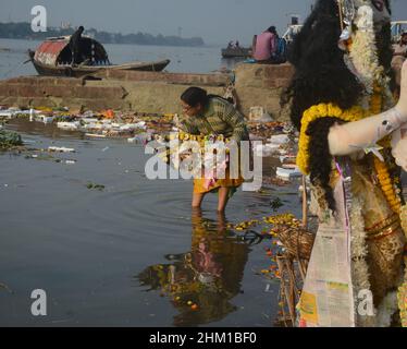 Kalkutta, Indien. 06th. Februar 2022. Eintauchen des Idols von Sanaswati in den Fluss des Ganges. Viele Menschen, darunter auch Frauen, kamen, um dieses hinduistische Ritual zu feiern. Vasant Panchami, auch als „Salaswati Puja“ zu Ehren der Hindu-Göttin „Salaswati“ bezeichnet, ist ein Fest, das die Vorbereitung auf den Frühling markiert. Das Festival wird von Menschen der Dharmischen Religionen auf dem indischen Subkontinent und in Nepal je nach Region auf unterschiedliche Weise gefeiert. (Foto von Rahul Sadhukhan/Pacific Press) Quelle: Pacific Press Media Production Corp./Alamy Live News Stockfoto