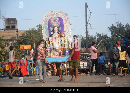 Kalkutta, Indien. 06th. Februar 2022. Eintauchen des Idols von Sanaswati in den Fluss des Ganges. Viele Menschen, darunter auch Frauen, kamen, um dieses hinduistische Ritual zu feiern. Vasant Panchami, auch als „Salaswati Puja“ zu Ehren der Hindu-Göttin „Salaswati“ bezeichnet, ist ein Fest, das die Vorbereitung auf den Frühling markiert. Das Festival wird von Menschen der Dharmischen Religionen auf dem indischen Subkontinent und in Nepal je nach Region auf unterschiedliche Weise gefeiert. (Foto von Rahul Sadhukhan/Pacific Press) Quelle: Pacific Press Media Production Corp./Alamy Live News Stockfoto