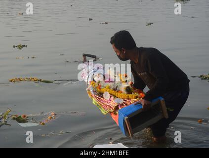 Kalkutta, Indien. 06th. Februar 2022. Eintauchen des Idols von Sanaswati in den Fluss des Ganges. Viele Menschen, darunter auch Frauen, kamen, um dieses hinduistische Ritual zu feiern. Vasant Panchami, auch als „Salaswati Puja“ zu Ehren der Hindu-Göttin „Salaswati“ bezeichnet, ist ein Fest, das die Vorbereitung auf den Frühling markiert. Das Festival wird von Menschen der Dharmischen Religionen auf dem indischen Subkontinent und in Nepal je nach Region auf unterschiedliche Weise gefeiert. (Foto von Rahul Sadhukhan/Pacific Press) Quelle: Pacific Press Media Production Corp./Alamy Live News Stockfoto