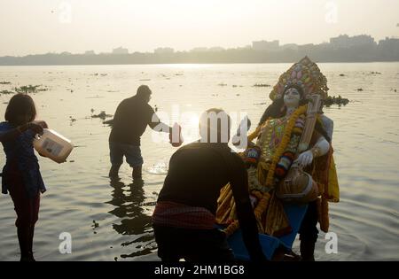 Kalkutta, Indien. 06th. Februar 2022. Kerzenlichter und Blumengebete an die berühmte Sängerin Lata Mangeshkar, um letzten Respekt zu zollen. Indien verlor Lata Mangeshkar heute, sie war 92. (Foto von Rahul Sadhukhan/Pacific Press) Quelle: Pacific Press Media Production Corp./Alamy Live News Stockfoto