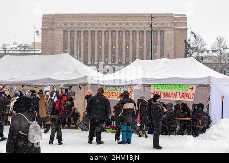 Der finnische Freiheitskonvoi zelte auf dem Kansalaistori-Platz mit dem Parlamentsgebäude im Hintergrund in Helsinki, Finnland Stockfoto