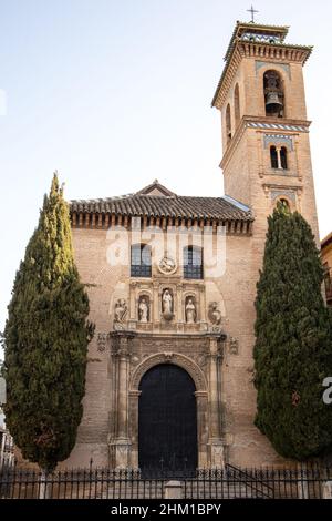 Spanien, die antike Stadt Granada, in Andalusien. Blick auf die Kirche St. Gil und St. Ana. Erbaut auf dem Gelände einer alten Moschee. Das Minarett ist Stockfoto