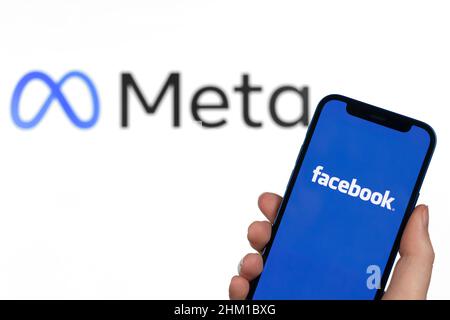 Facebook ändert den Namen in Meta. Logo auf dem Handy-Bildschirm. Metaverse-Konzept Stockfoto