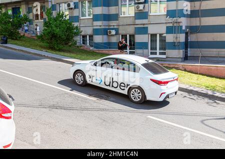 Samara, Russland - Juni 8, 2019: Uber Taxi geht die Straße runter am Nachmittag. Moderne City Taxi Stockfoto